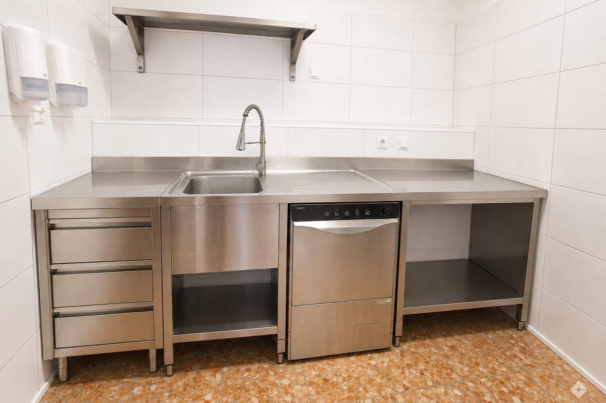 Professionelle Edelstahlküche mit Spülbecken, Geschirrspüler und Arbeitsflächen, ideal für Gastronomie.