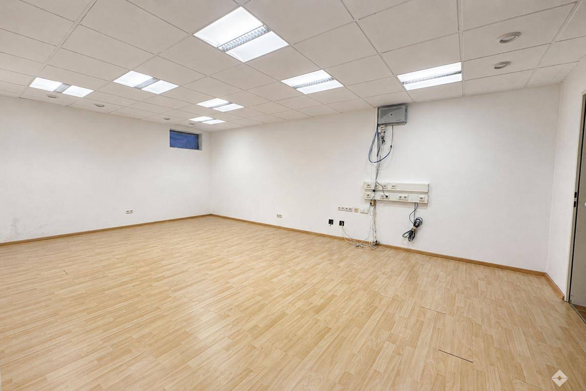 Grundriss des Erdgeschosses mit Eingangsbereich, Wendeltreppe und Sanitärräumen.