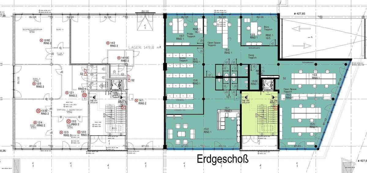 Grundriss des Erdgeschosses mit Büroräumen, Lagerflächen und Treppenhäusern, inklusive Aufzug.
