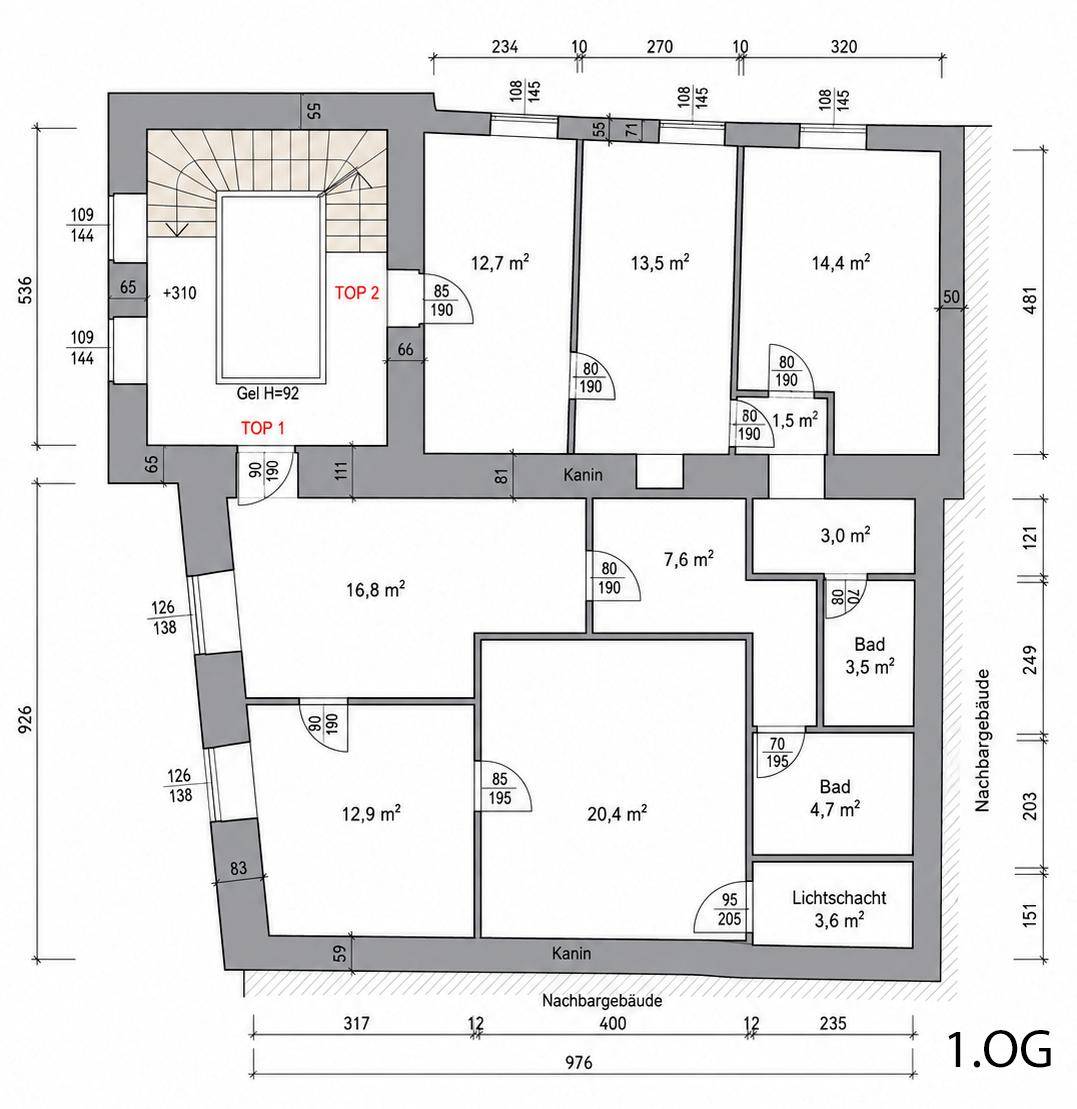 Grundriss des ersten Obergeschosses mit mehreren Zimmern und zwei Bädern.
