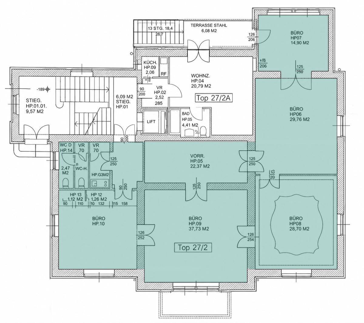 Grundriss einer Etage mit mehreren Büroräumen, einem Bad, WC und einer Terrasse, die eine flexible Nutzung ermöglicht.