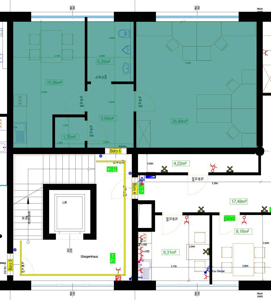 Detaillierter Grundriss mit verschiedenen Räumen, Flächenangaben und einem Aufzug im Zentrum des Gebäudes.