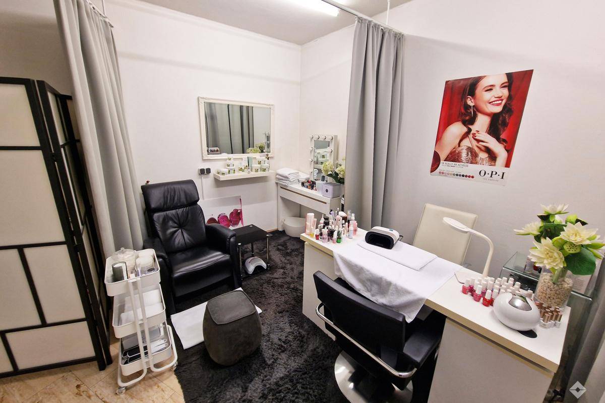 Separater Raum für Nagel- oder Schönheitsbehandlungen mit Behandlungsstuhl und Arbeitstisch.