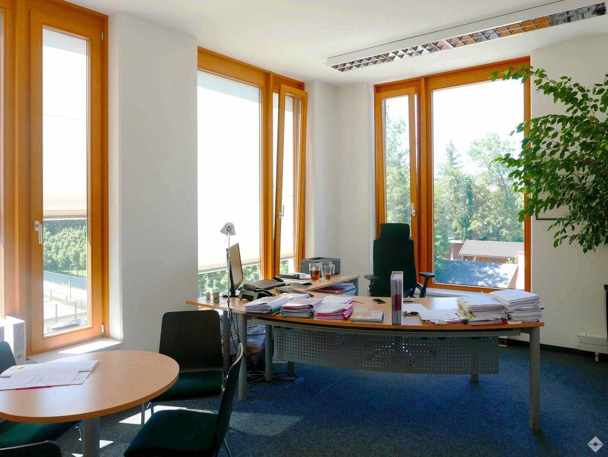 Detaillierter Grundriss eines Bürogebäudes mit mehreren Räumen und Sanitäranlagen.