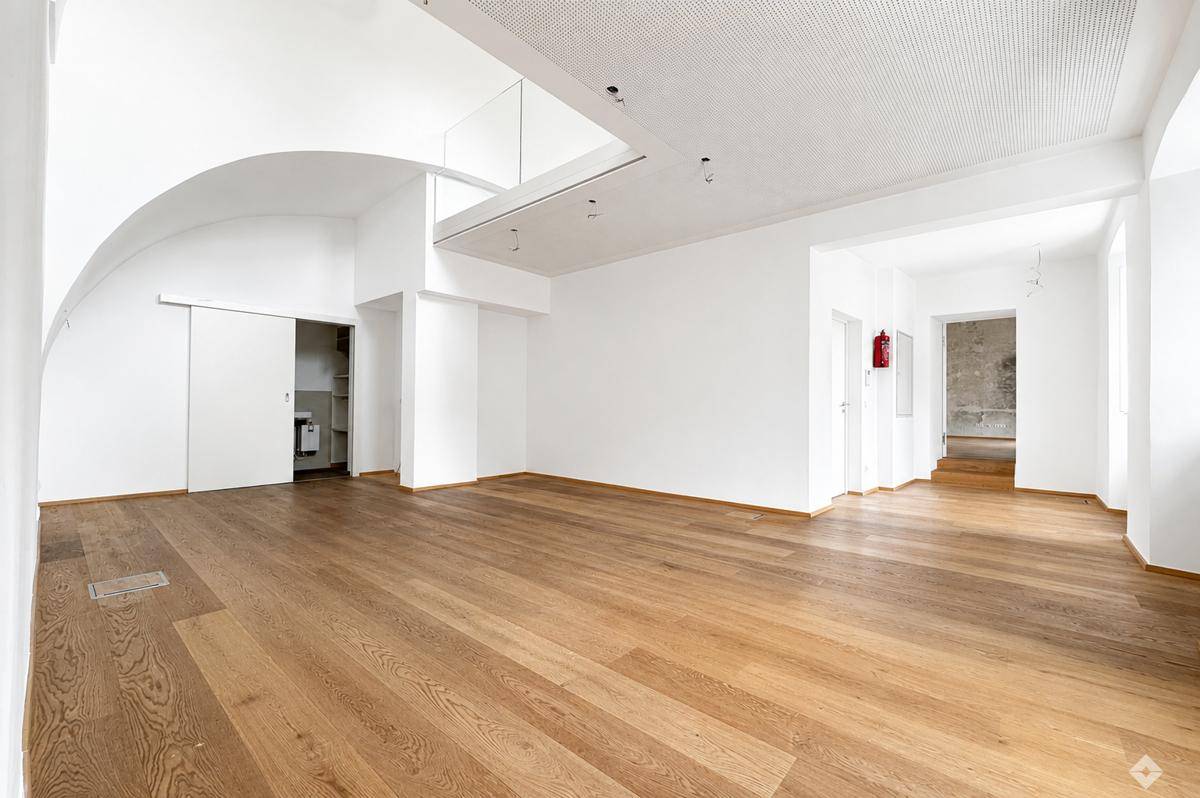 Exklusives Altstadtbüro mit Galerie, historischem Gewölbe und modernster Ausstattung - Widok 4