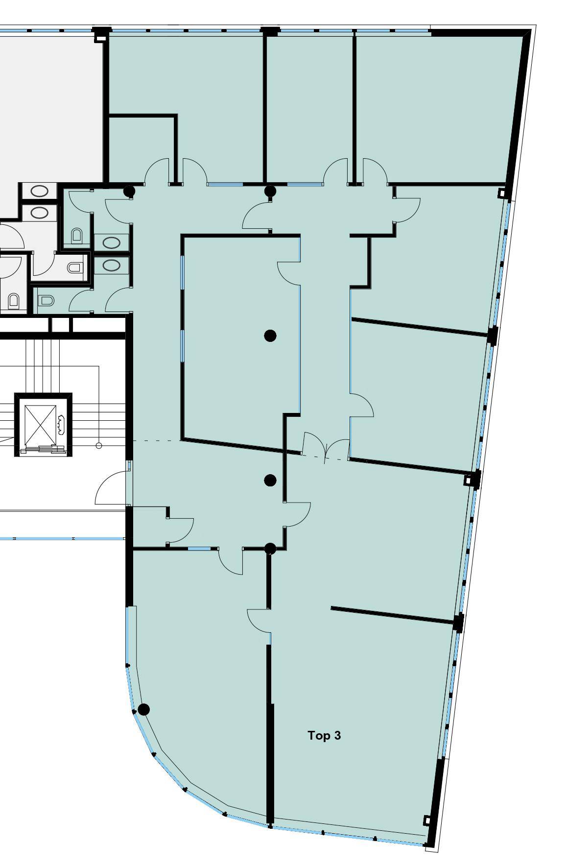 Grundrissplan eines Bürogeschosses mit mehreren Räumen und Sanitäranlagen.
