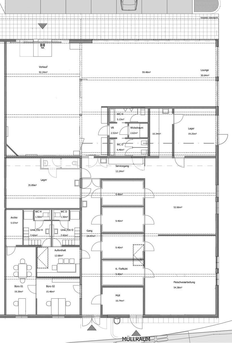 Detaillierter Grundriss eines Gewerbeobjekts mit Verkaufsfläche, Büros, Lager, mehreren Toiletten und speziellen Funktionsbereichen.