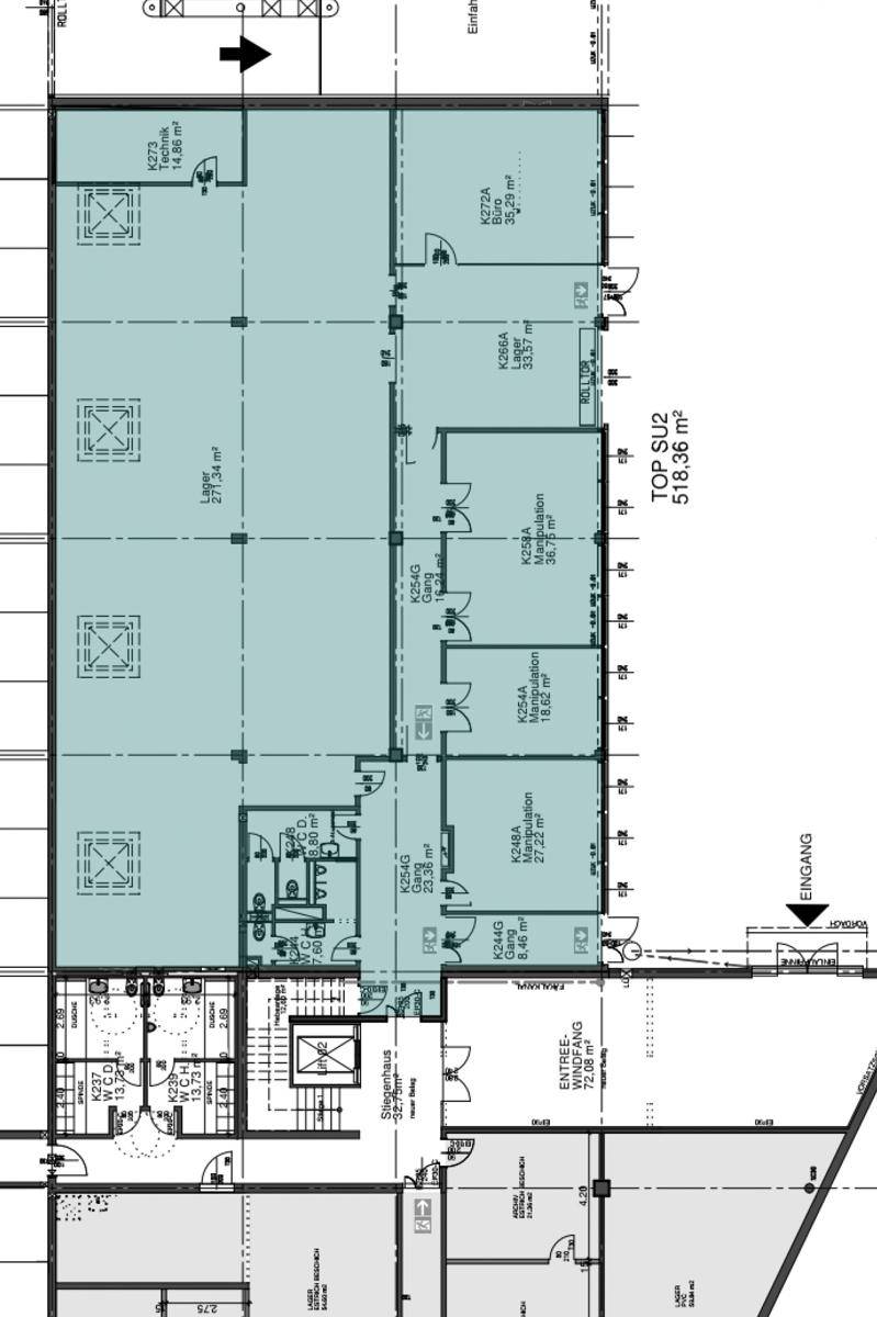 Detaillierter Grundriss einer Gewerbefläche mit mehreren Büros und einem großen Lagerbereich.
