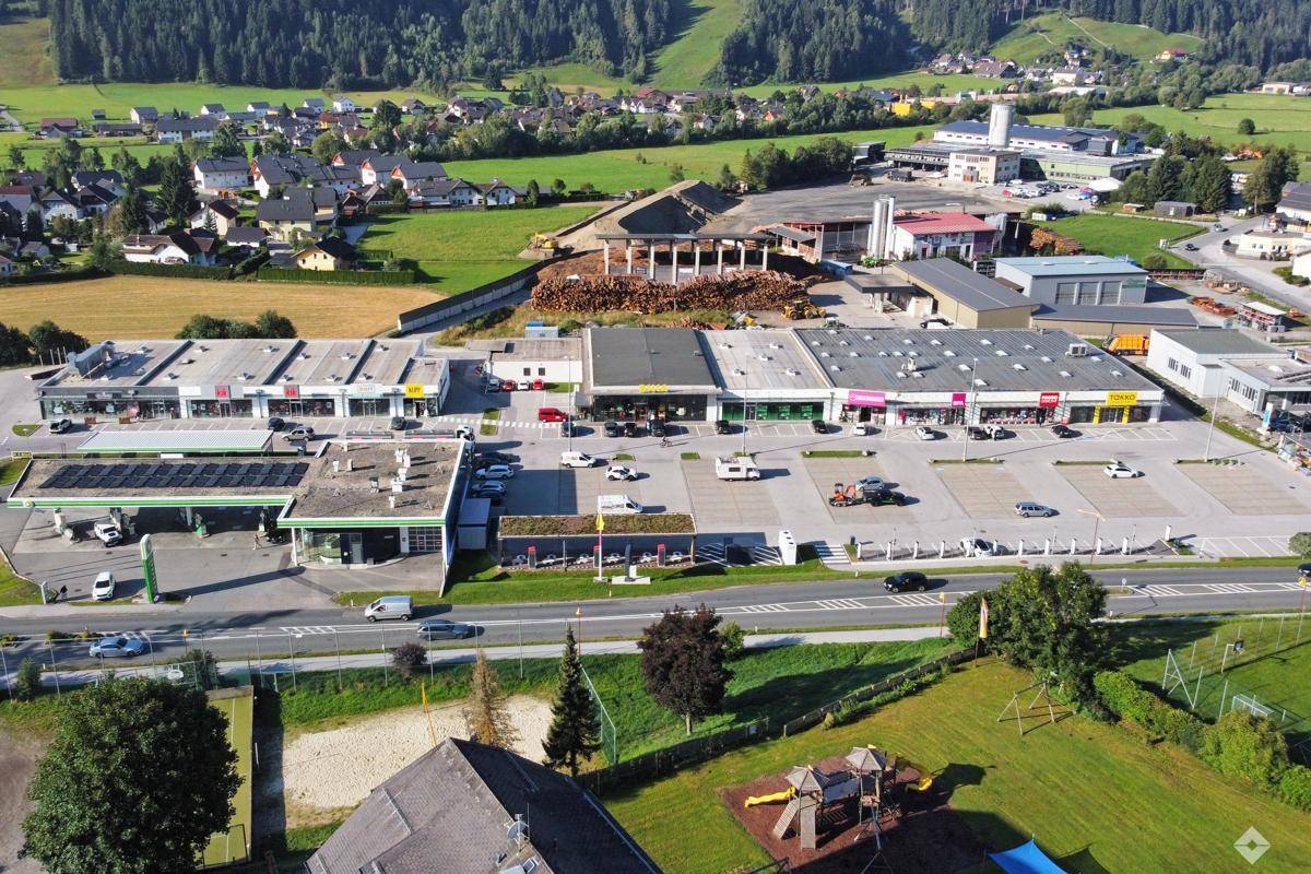 Detaillierter Grundriss eines Gewerbeobjekts mit verschiedenen Verkaufs-, Büro- und Lagerbereichen sowie mehreren Toiletten.