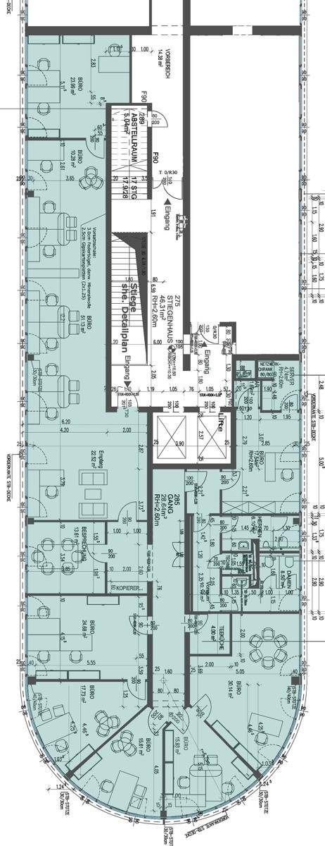 Detaillierter Grundriss eines Bürogebäudes mit mehreren Arbeitsbereichen, Empfang und Sanitäranlagen.