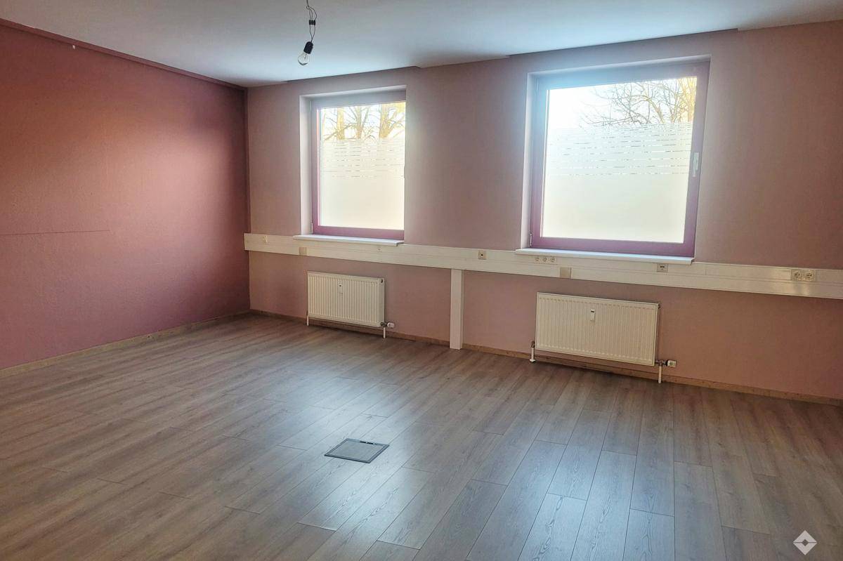Helles Büro mit effizienter Raumaufteilung - Widok 4