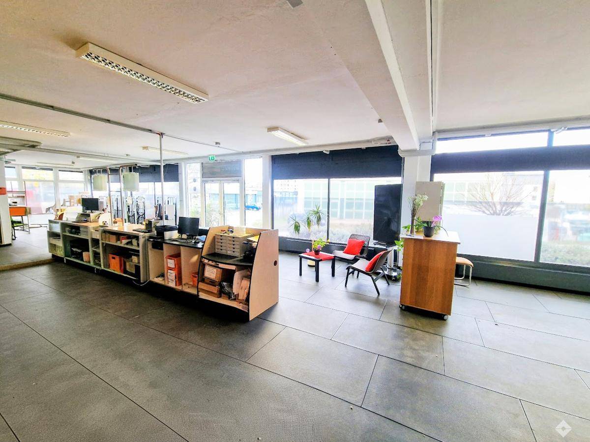 Gemütliches Einzelbüro mit großem Fenster, Blick ins Grüne und funktionalen Büromöbeln.