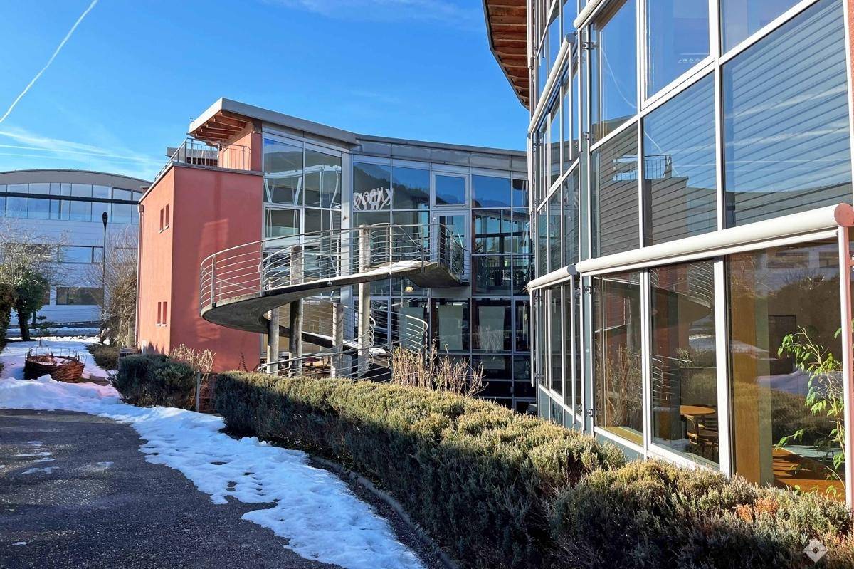 Moderne Architektur des Gebäudes mit Glasfassade und eleganter Außentreppe im Winter.
