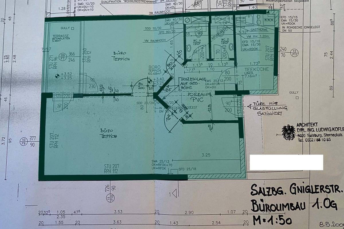 Detaillierter Grundrissplan eines Büros mit Teeküche, WC und einer Terrasse.