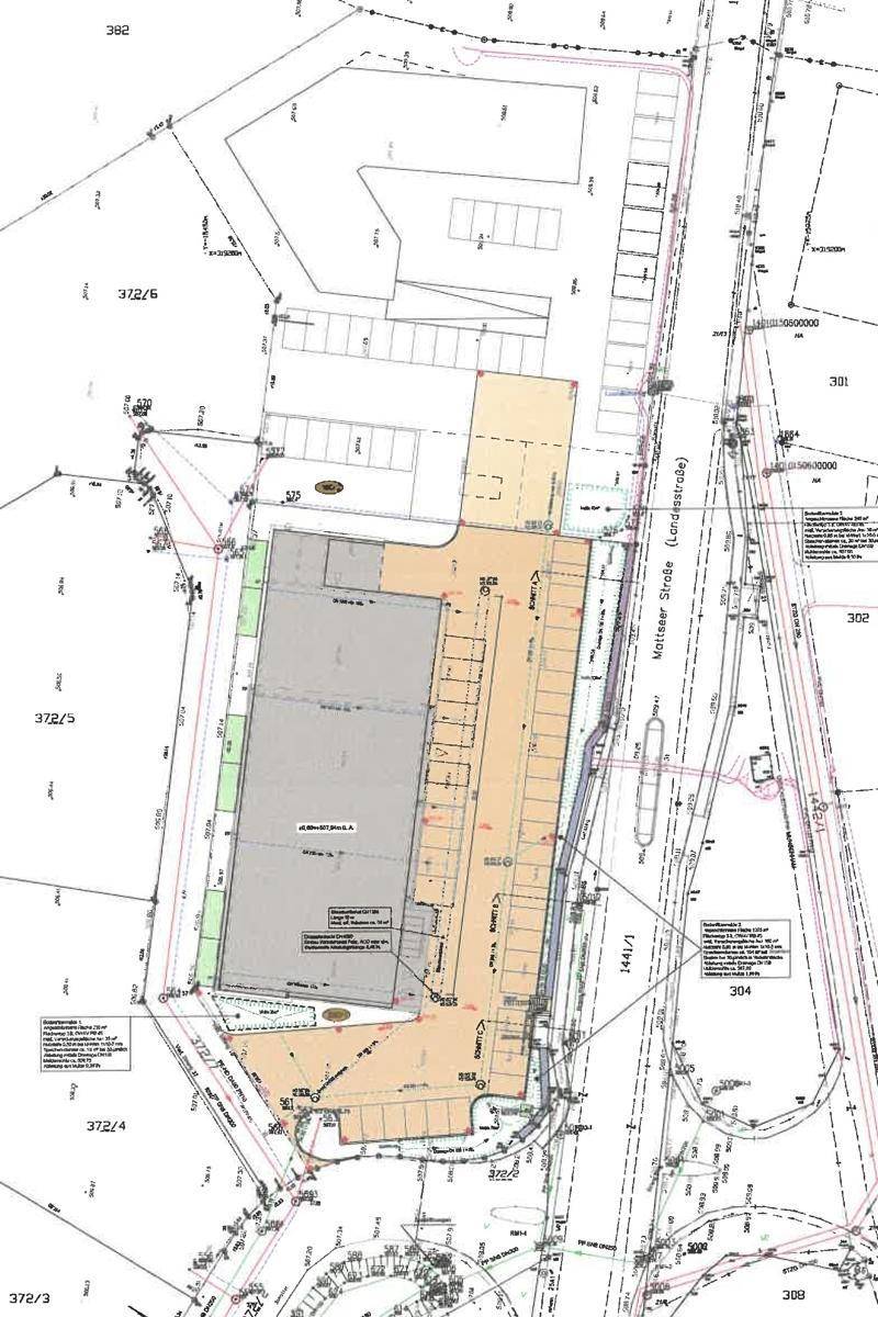 Detaillierter Lageplan mit Grundstücksgrenzen, Gebäudestrukturen, Parkflächen und angrenzender Straße.