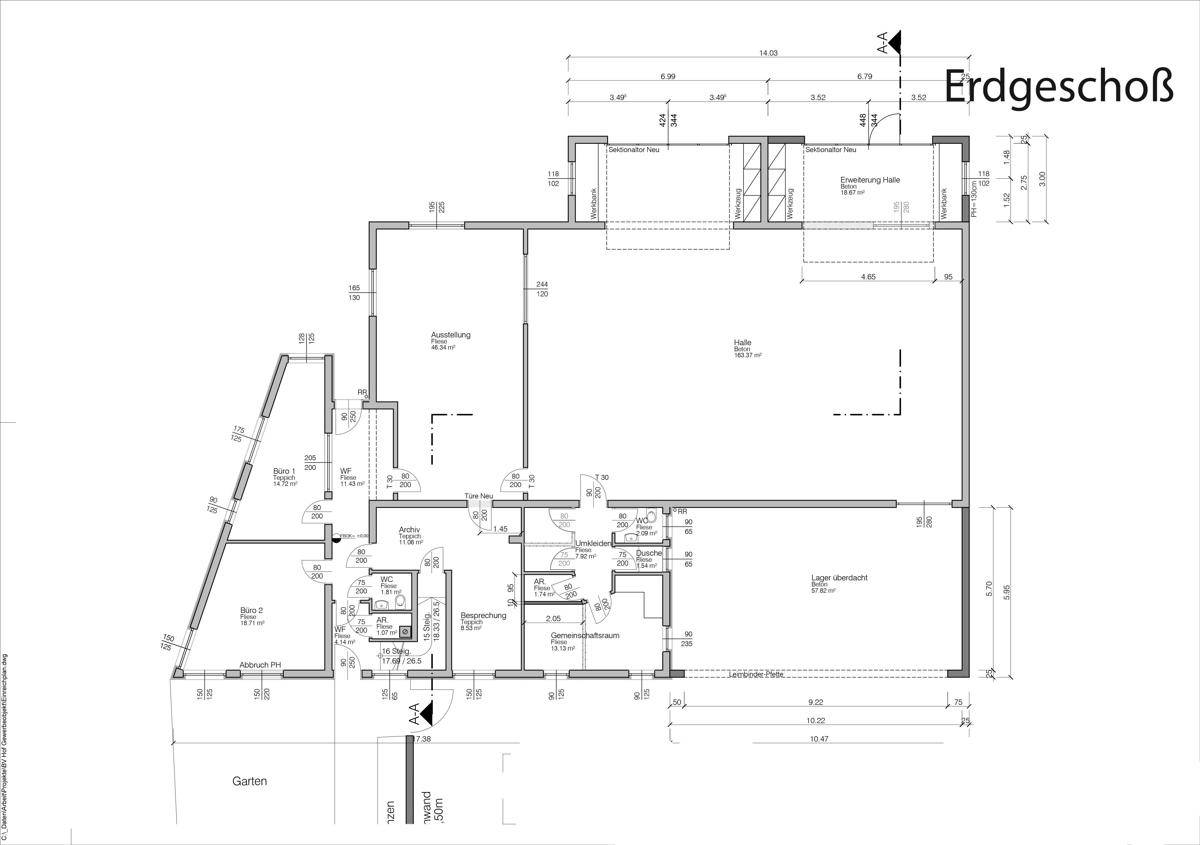Grundriss des Erdgeschosses mit verschiedenen Räumen, einer Halle und einem Lagerbereich.