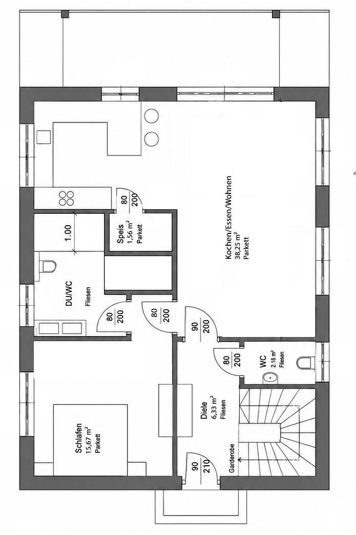 Grundriss des Erdgeschosses mit offenem Wohn-Essbereich, Schlafzimmer und zwei Bädern.