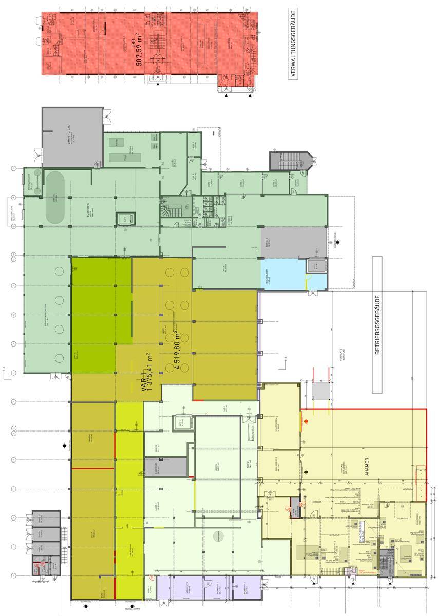 Detaillierter farbiger Grundriss eines großen Gebäudekomplexes mit verschiedenen Funktionsbereichen.