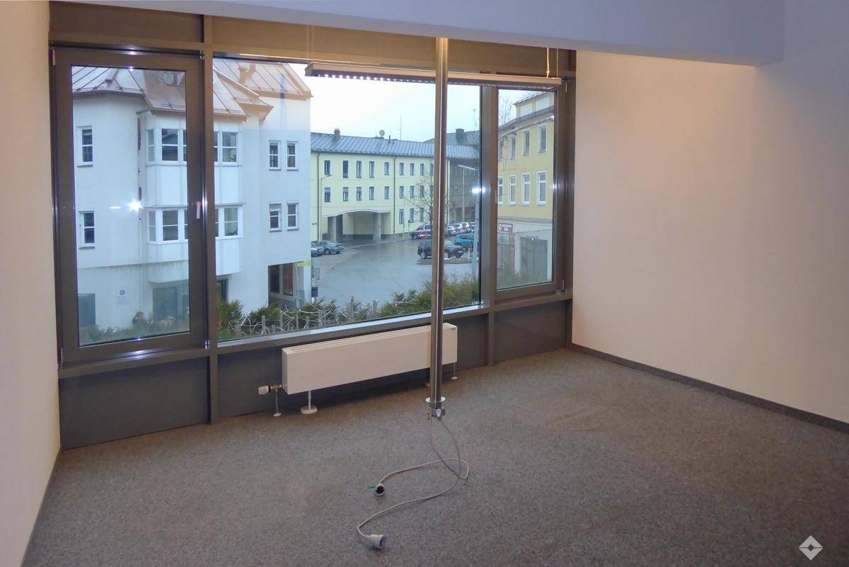 Detaillierter Grundriss einer Büroetage mit verschiedenen Räumen und Funktionsbereichen.