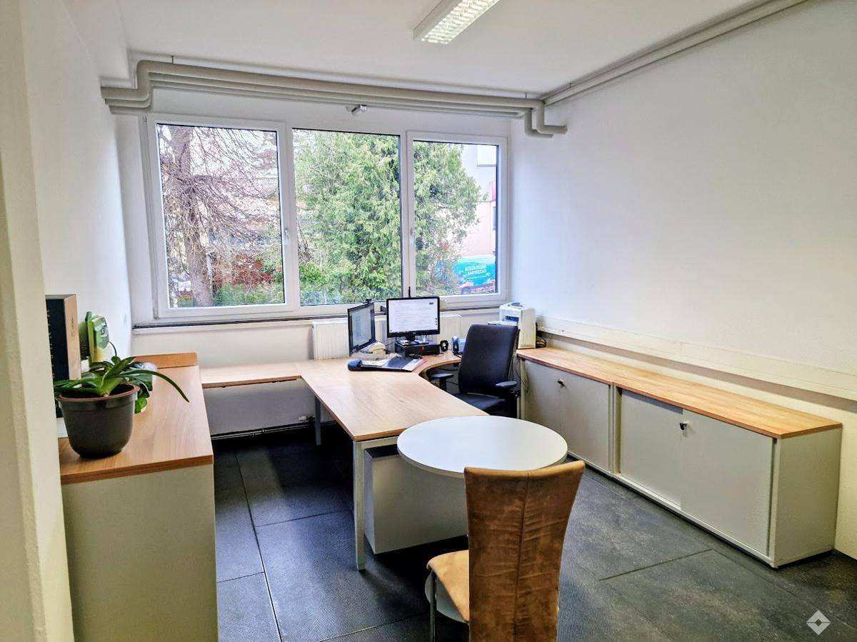 Grundriss des Erdgeschosses mit Verkaufsraum, Lagerraum, zwei Büros und Werkstattbereichen.