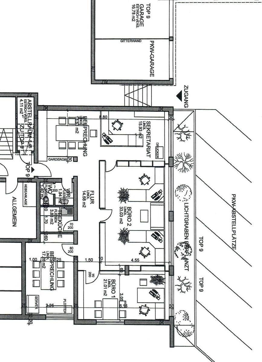 Grundriss eines Bürogeschosses mit mehreren Büros, Besprechungsräumen, Teeküche und Zugang zu einer Garage sowie Außenstellplätzen.