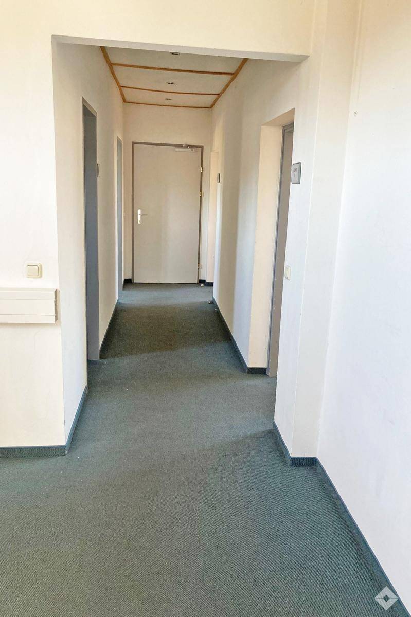 Grundrissplan eines Bürogebäudes mit mehreren Büroräumen, einem Gemeinschaftsraum und einer Terrasse.
