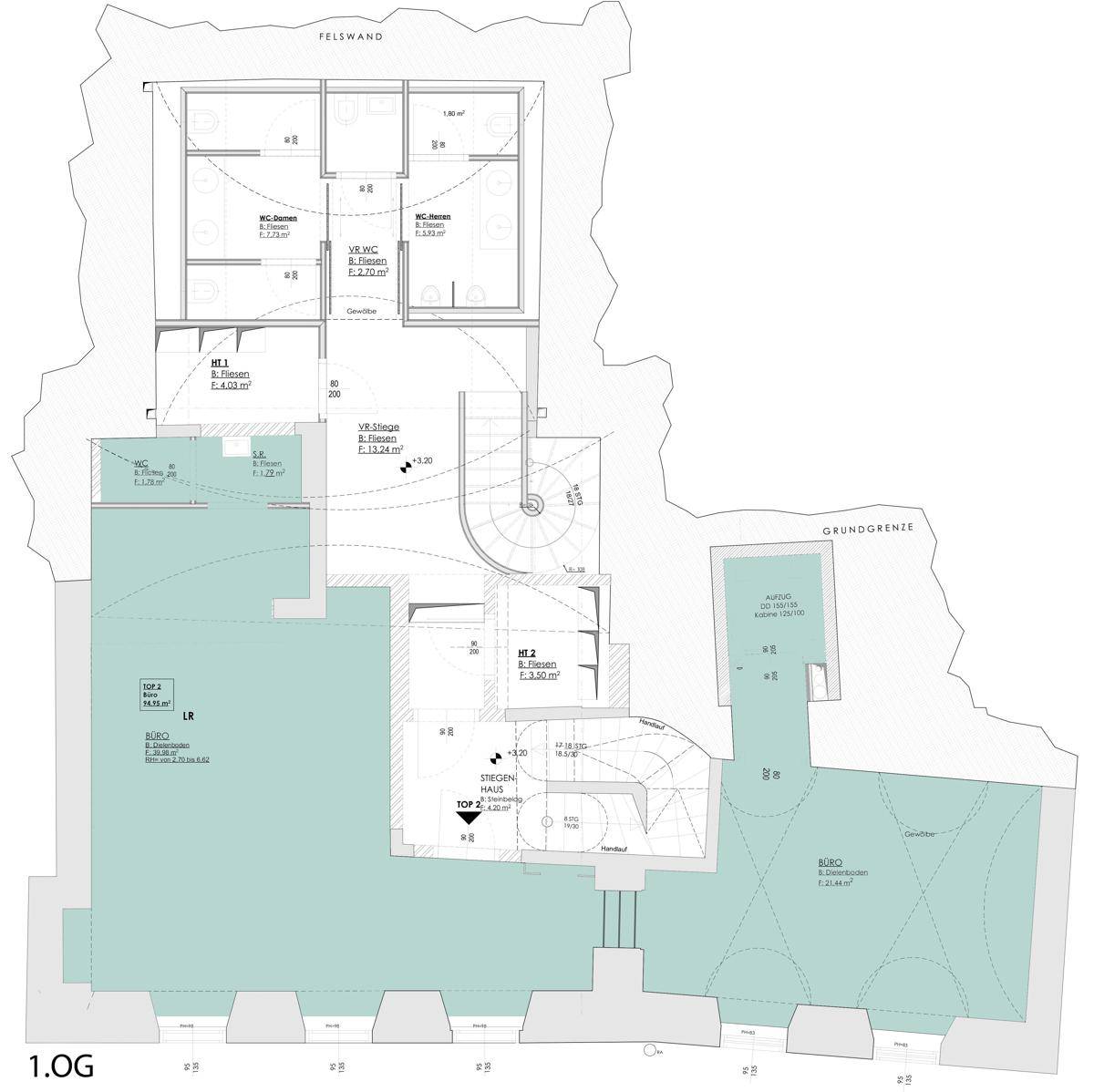 Grundriss des ersten Obergeschosses mit mehreren Räumen, WCs und Treppenhaus.