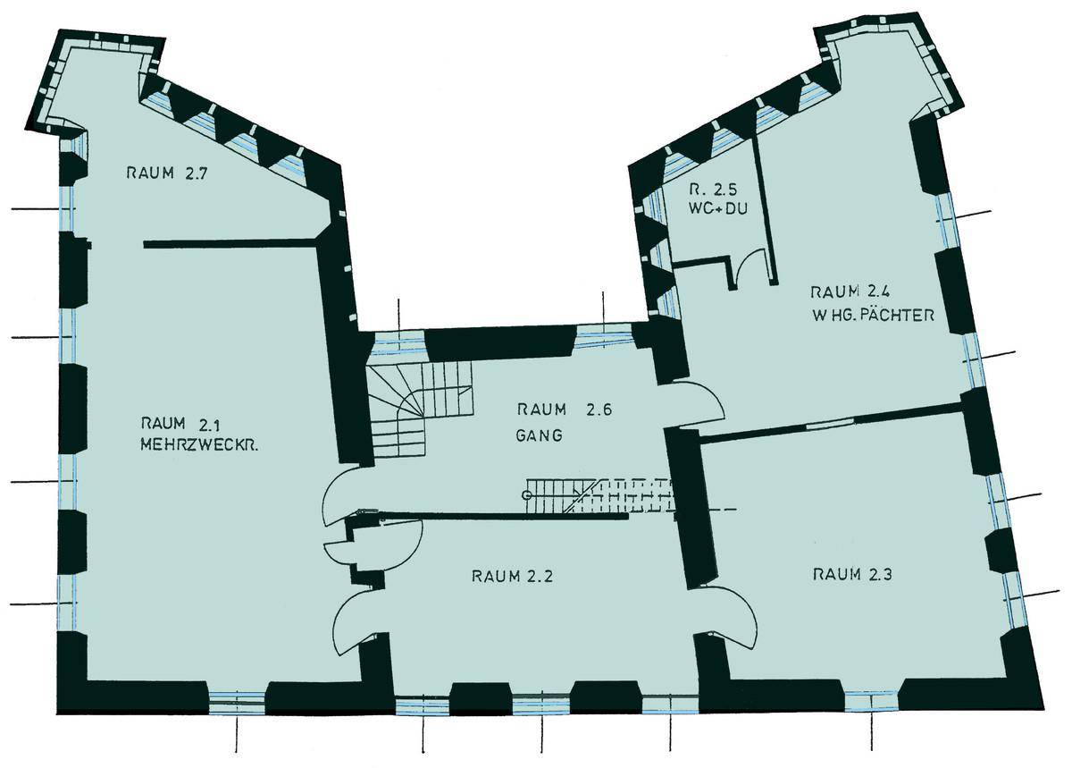 Grundriss des Erdgeschosses mit Mehrzweckräumen und WC/Dusche.