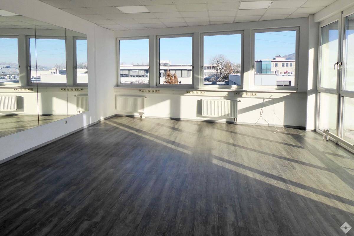 hoelzl hubner immobilien grosszuegiges buero