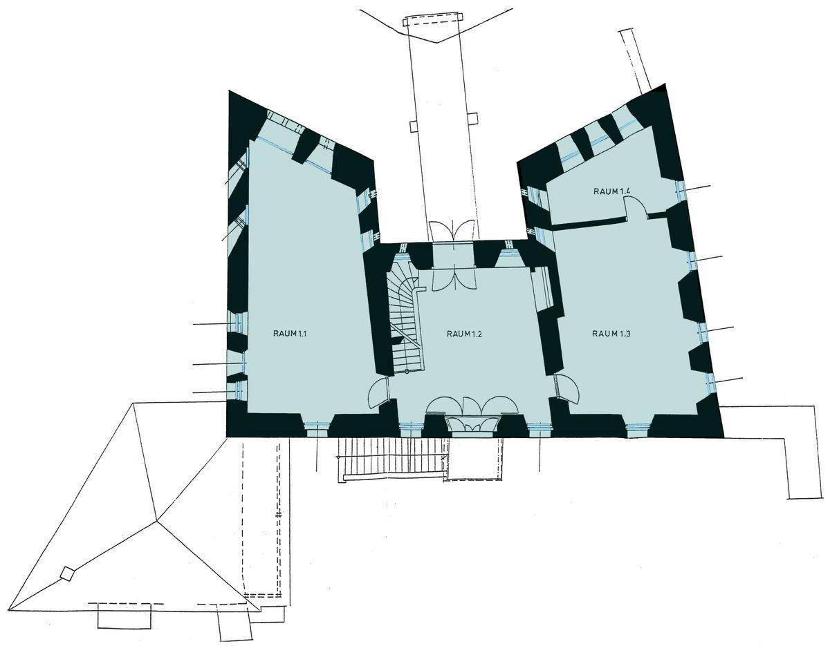 Grundriss des Obergeschosses mit mehreren Räumen und Treppenhaus.