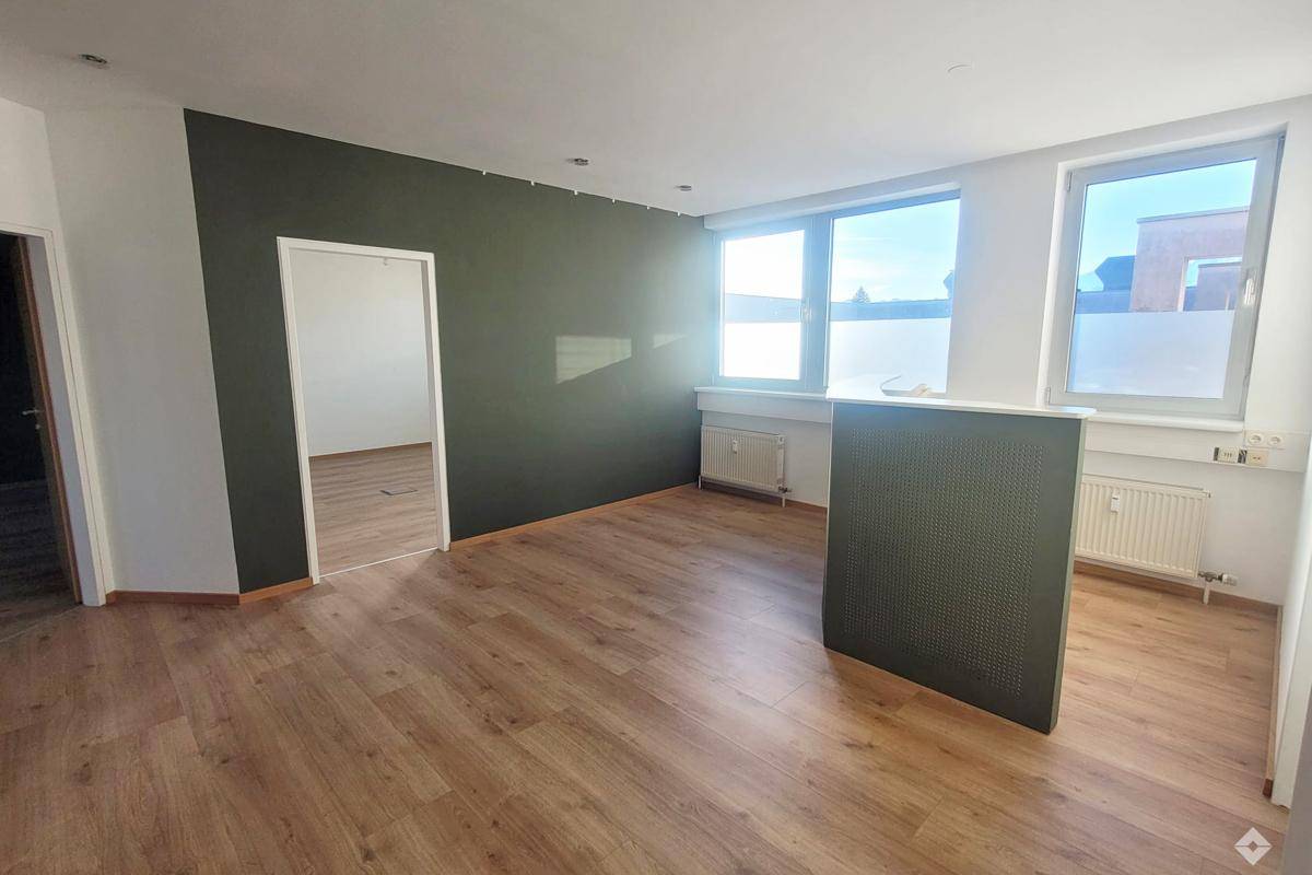Helles Büro mit effizienter Raumaufteilung - Widok 3