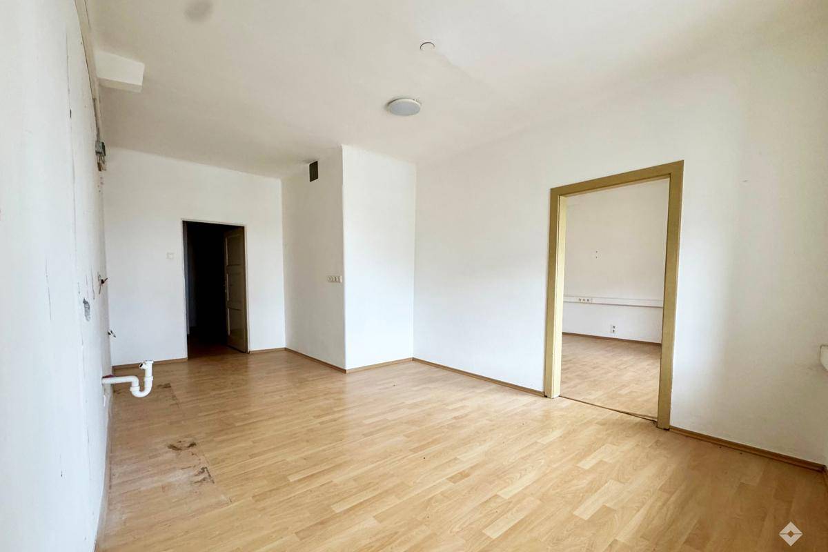 Heller Raum mit Laminatboden und vorbereiteten Anschlüssen, vielseitig nutzbar.