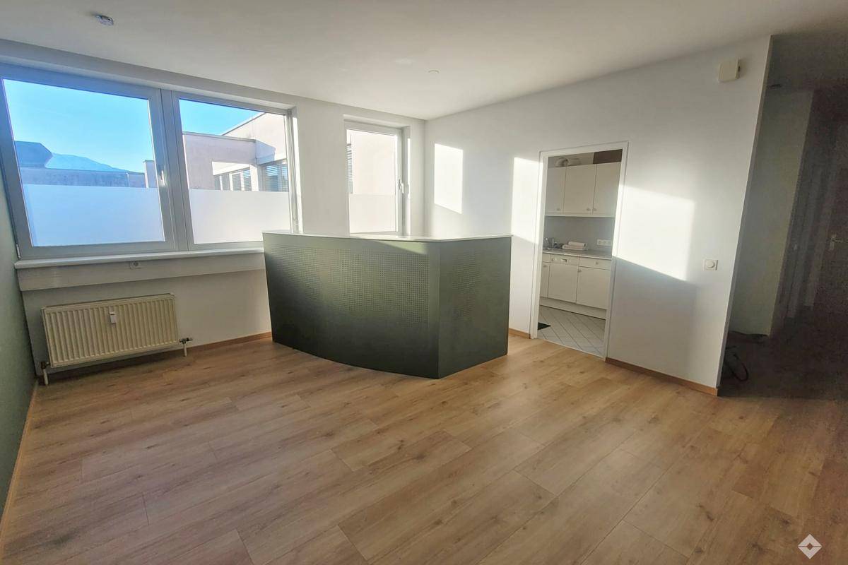 Helles Büro mit effizienter Raumaufteilung - Widok 2