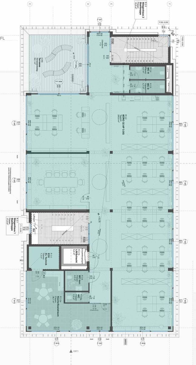 Grundriss eines Bürogeschosses mit verschiedenen Arbeitsbereichen, Besprechungsräumen, Treppenhäusern, Aufzügen und einer Terrasse.