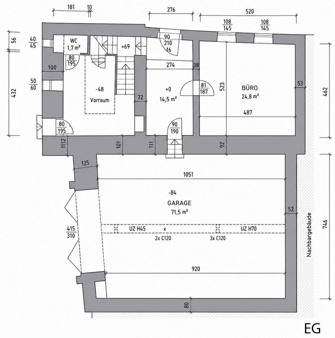 Grundriss des Erdgeschosses mit Büro, WC und großer Garage.