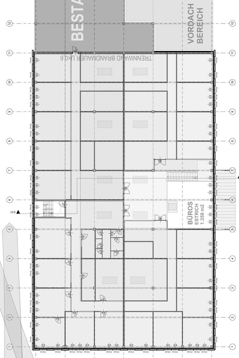 Grundrissplan eines mehrstöckigen Bürogebäudes mit zahlreichen abgetrennten Einheiten und Treppenhäusern.