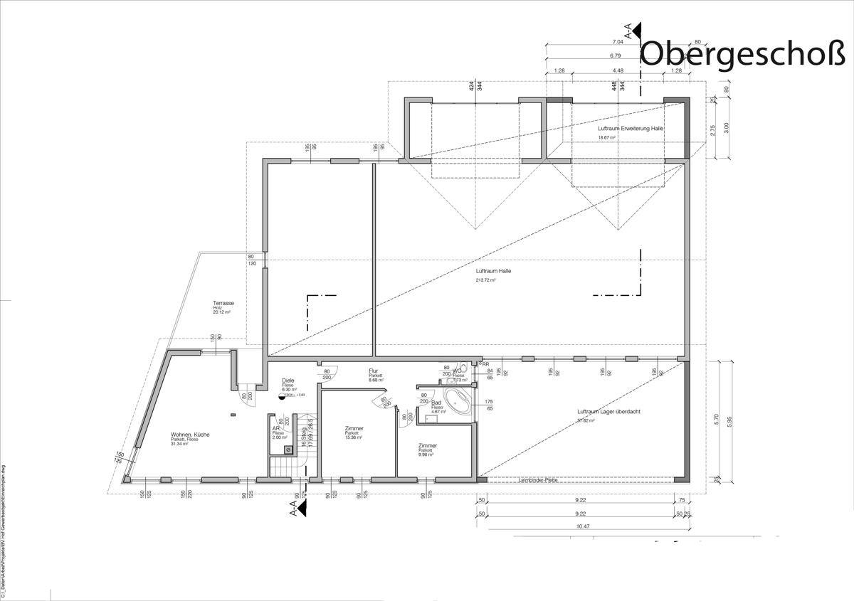 Grundriss des Obergeschosses mit Zimmern, einer Terrasse und einem offenen Luftraum über der Halle.
