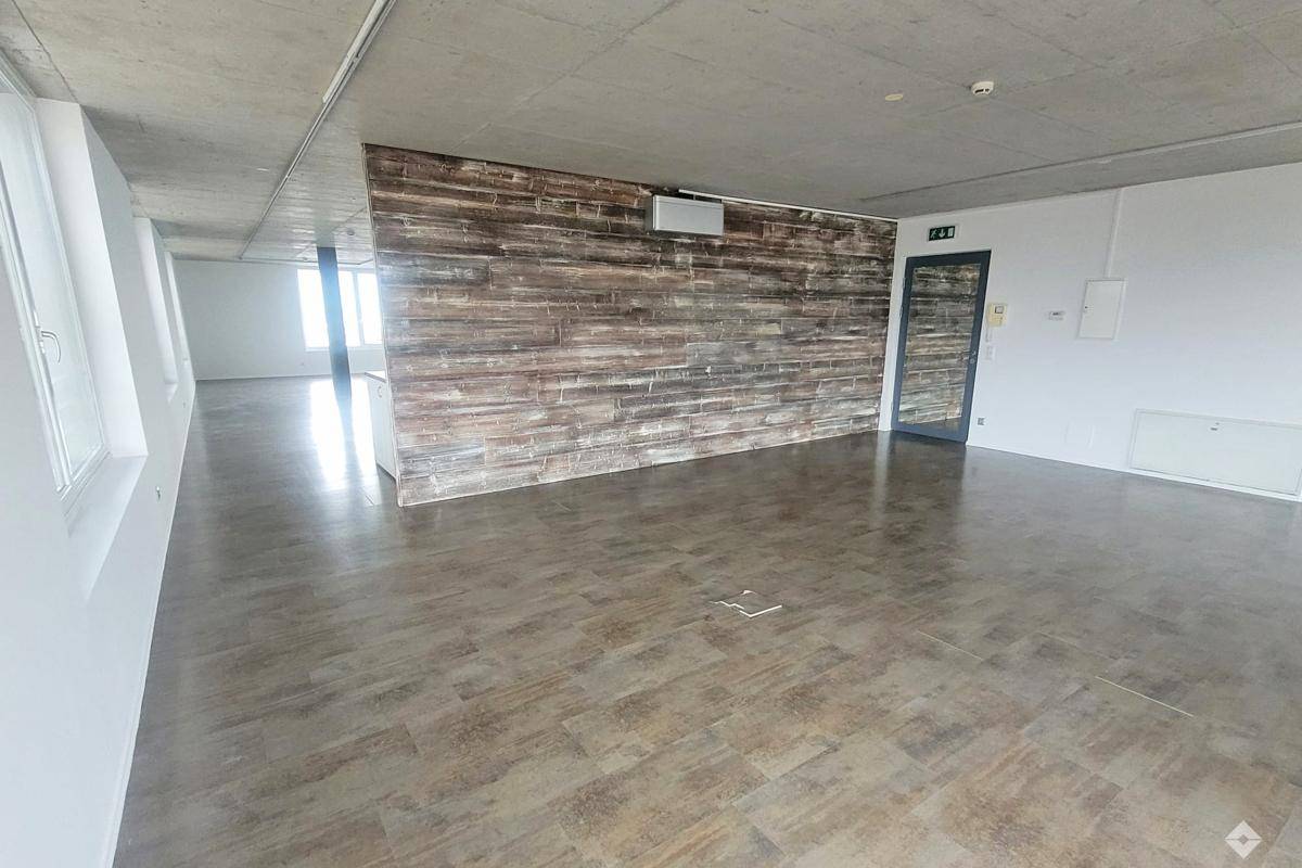 Kleine Küchenzeile mit weißem Unterschrank, Holzplatte und modernem Aufsatzwaschbecken in einem hellen Raum.
