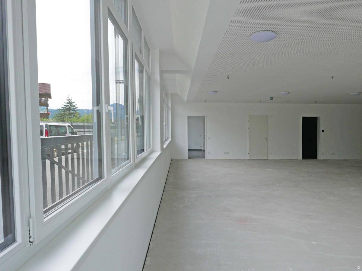 hoelzlhubnerimmobilien-moderner showroom