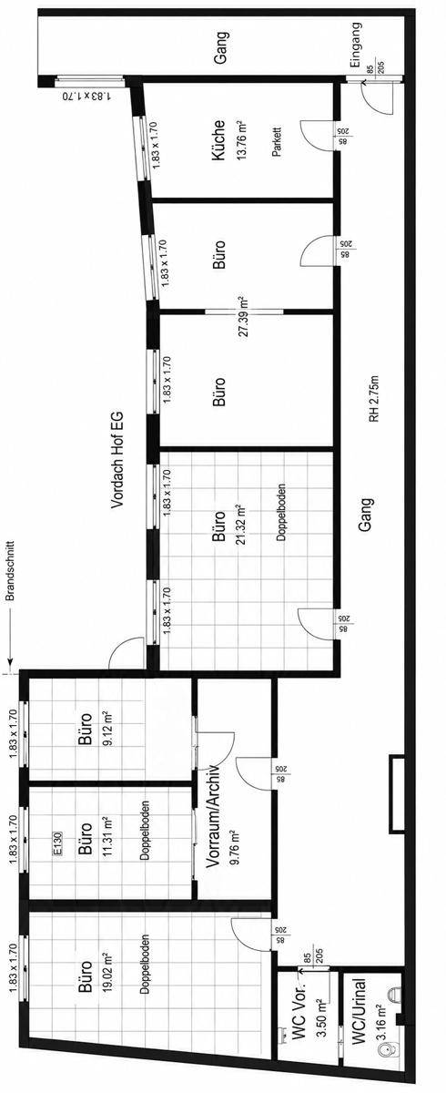 Grundriss des Erdgeschosses mit mehreren Büroräumen, Küche und Toiletten.