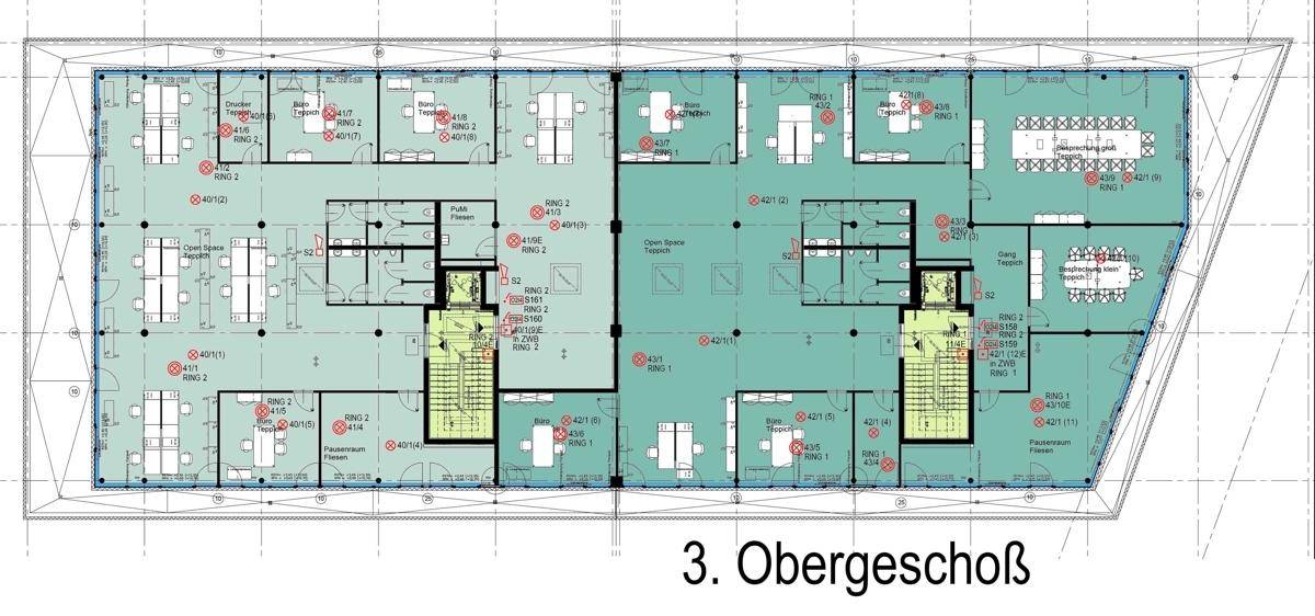 Grundriss des dritten Obergeschosses mit verschiedenen Bürolayouts und Zugang zu Treppenhäusern, inklusive Aufzug.