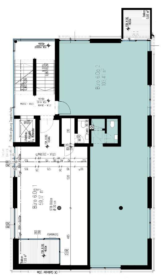 Detaillierter Grundriss mit zwei Bürobereichen, einem WC und einem Balkon, inklusive Maßangaben.