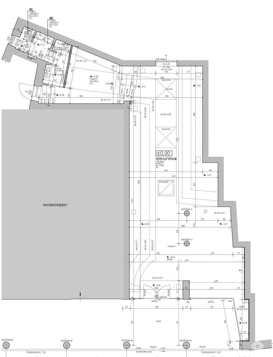 Detaillierter Grundriss eines Verkaufsraums mit angrenzenden Sanitärbereichen und Maßen.