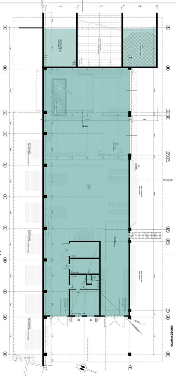 Grundriss des Erdgeschosses mit mehreren Räumen und einer großen, markierten Fläche.