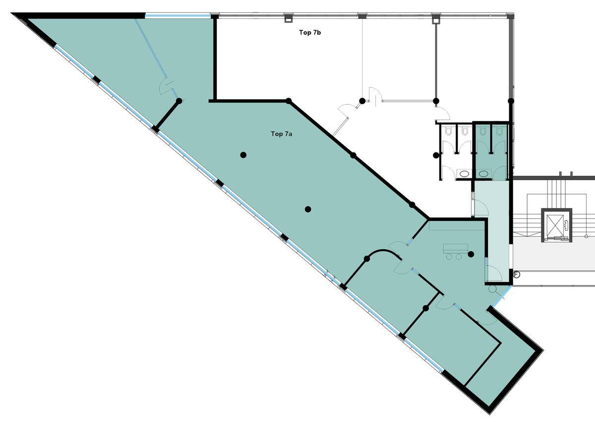Detaillierter Grundriss einer Bürofläche mit mehreren Räumen, Sanitäranlagen und Zugang zum Treppenhaus.