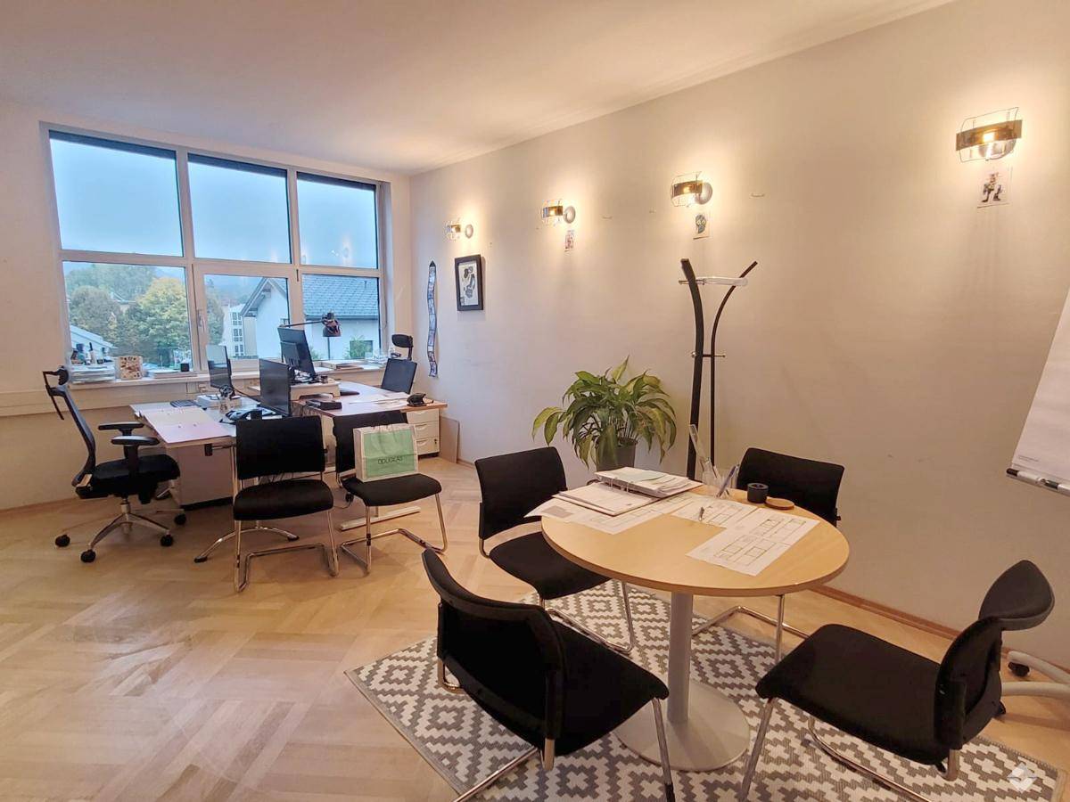 Funktionale Teeküche mit Essbereich und modernen Geräten, perfekt für Pausen und informelle Treffen.