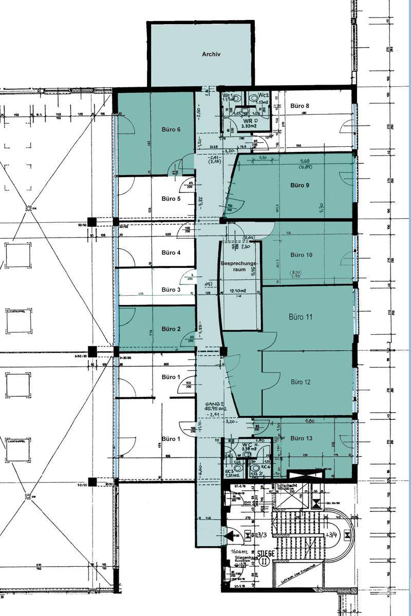 Grundrissplan eines Bürogebäudes mit mehreren Büroräumen, Besprechungszimmer, Archiv und Sanitäranlagen.