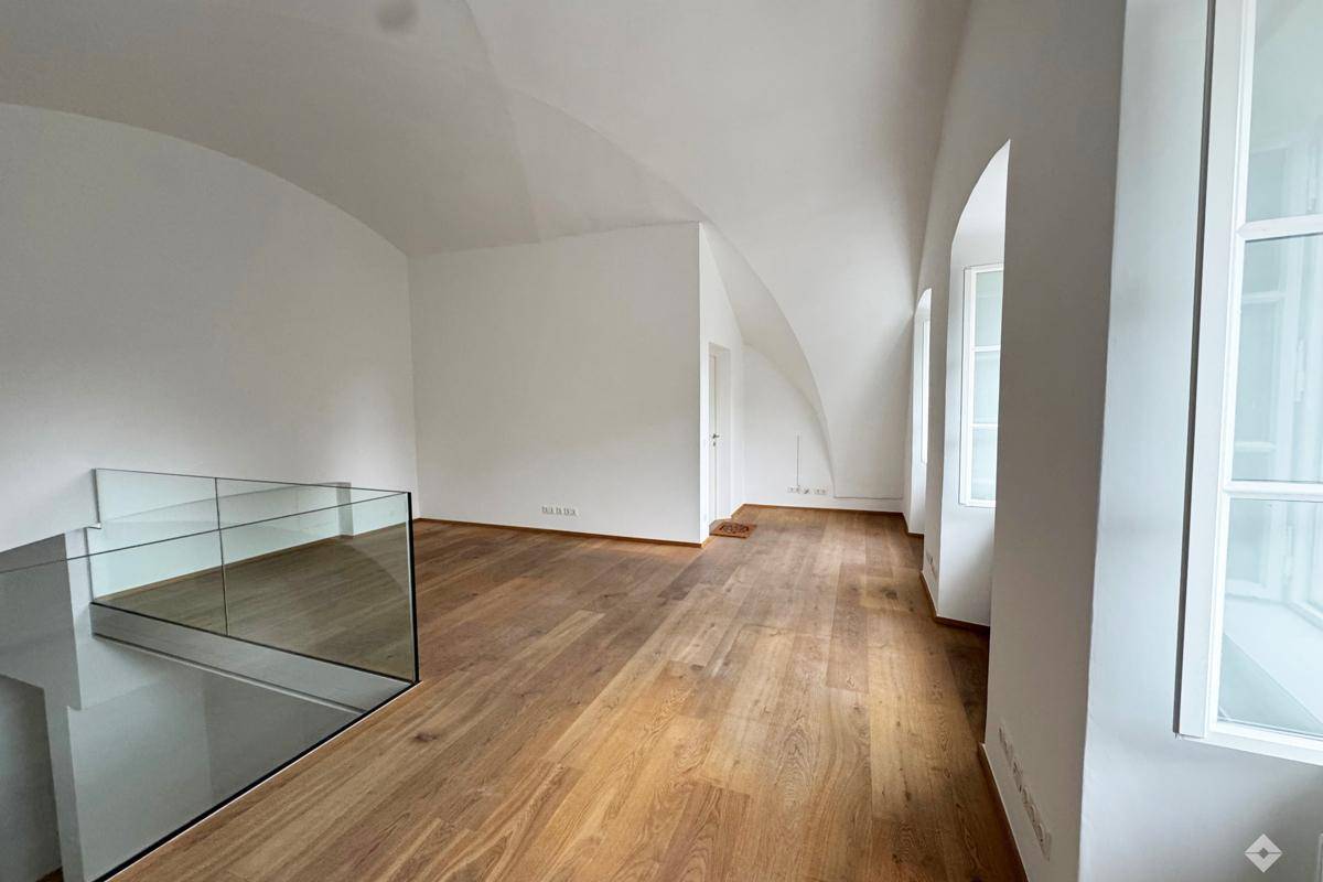Exklusives Altstadtbüro mit Galerie, historischem Gewölbe und modernster Ausstattung - Więcej