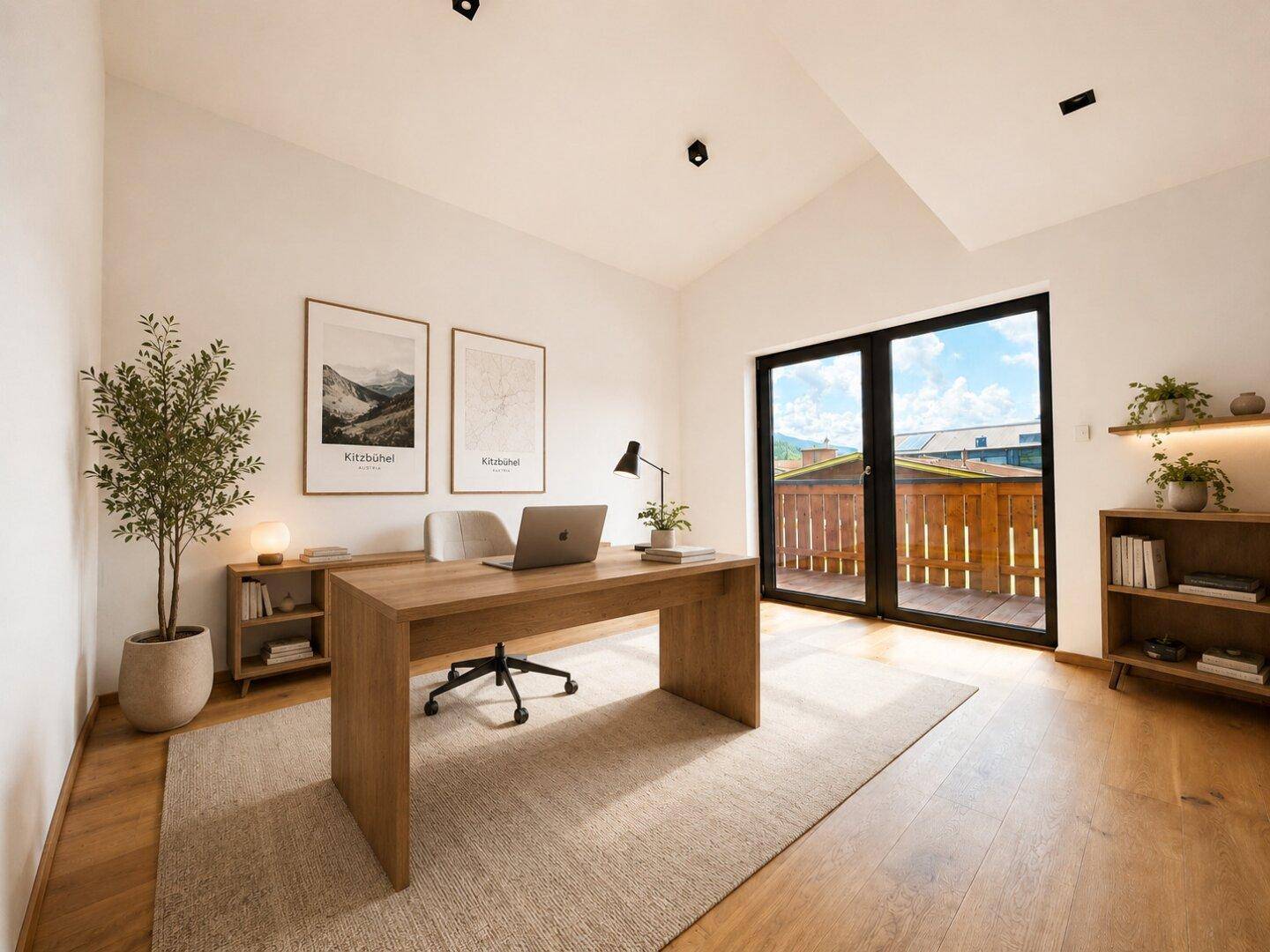 Helles Büro mit Holzboden, Schreibtisch und Zugang zu einem Balkon.