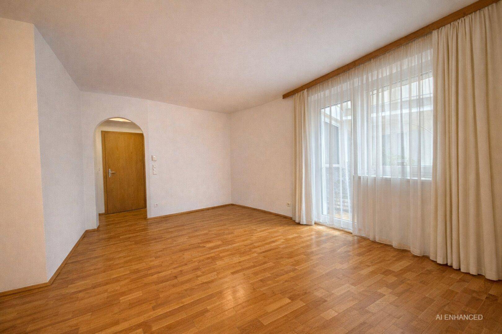 Geräumiger Wohn- und Essbereich mit hellem Parkettboden und großen Fenstern.